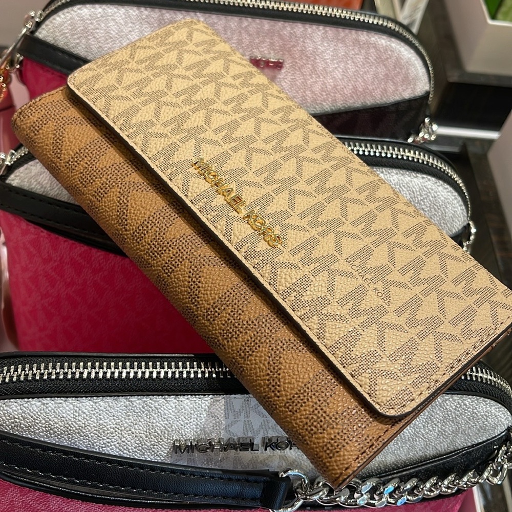 Michael Kors Jet Set Large Signature Logo Tri-Fold Wallet
Camel Multi 
NWT - Picture 6 of 16